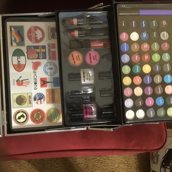 One Direction Tour Make-Up Case with Supplies and Tour City Stickers - Picture 3 of 16